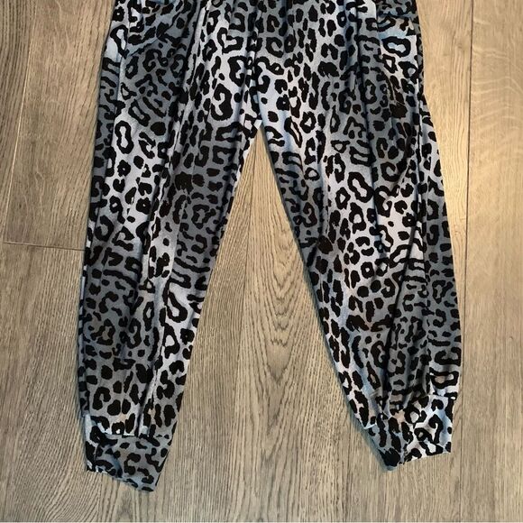 Leopard Halter Jumpsuit XS Stretch Fabric Black white Super Cute No tags. - Picture 7 of 14